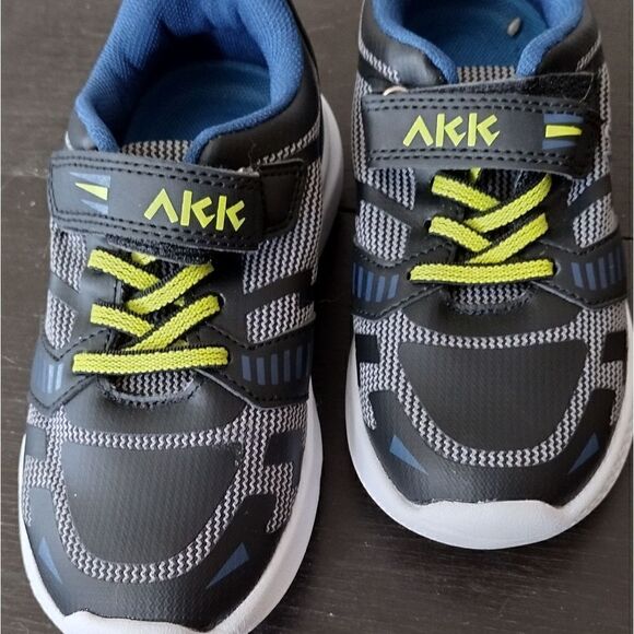 NWT Children's AKK  Life Style sneakers size 29 US size 12 - Picture 1 of 4